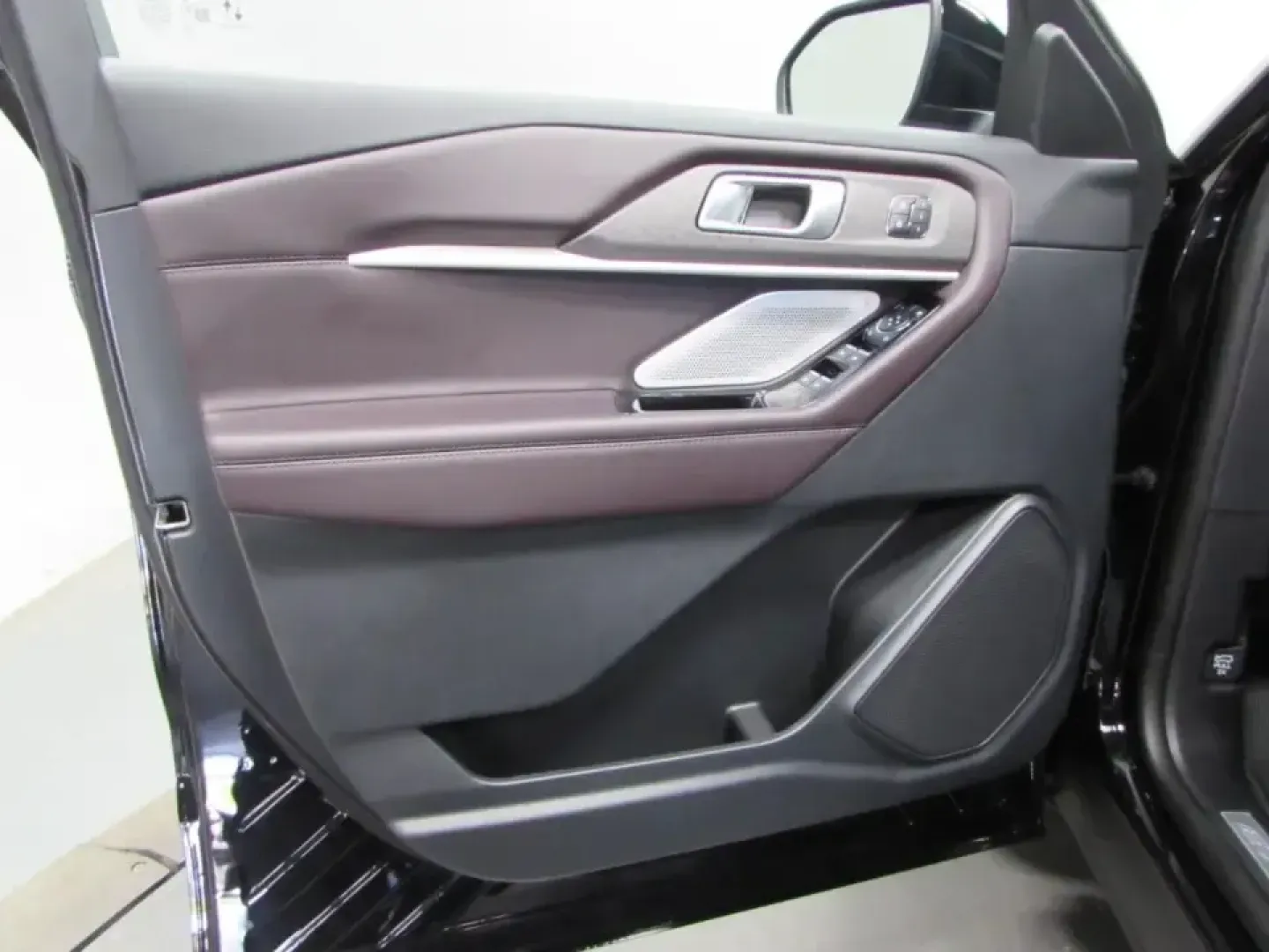 2026 /Mojave Dusk/Onyx Ford Explorer Platinum (1FMUK8HH4TG) with an 2.3L EcoBoost I-4 engine, Automatic transmission, located at 12836 Highway 21, De Soto, MO, 63020, (636) 337-7777, 38.151867, -90.575615 - Whether you're planning family road trips down I-55, tackling school drop-offs in De Soto, or heading out for a weekend escape to nearby parks and trails, the 2026 Ford Explorer Platinum is built to make everyday driving feel like an upgrade. With its confident stance, refined interior, and smart sa - Photo#11