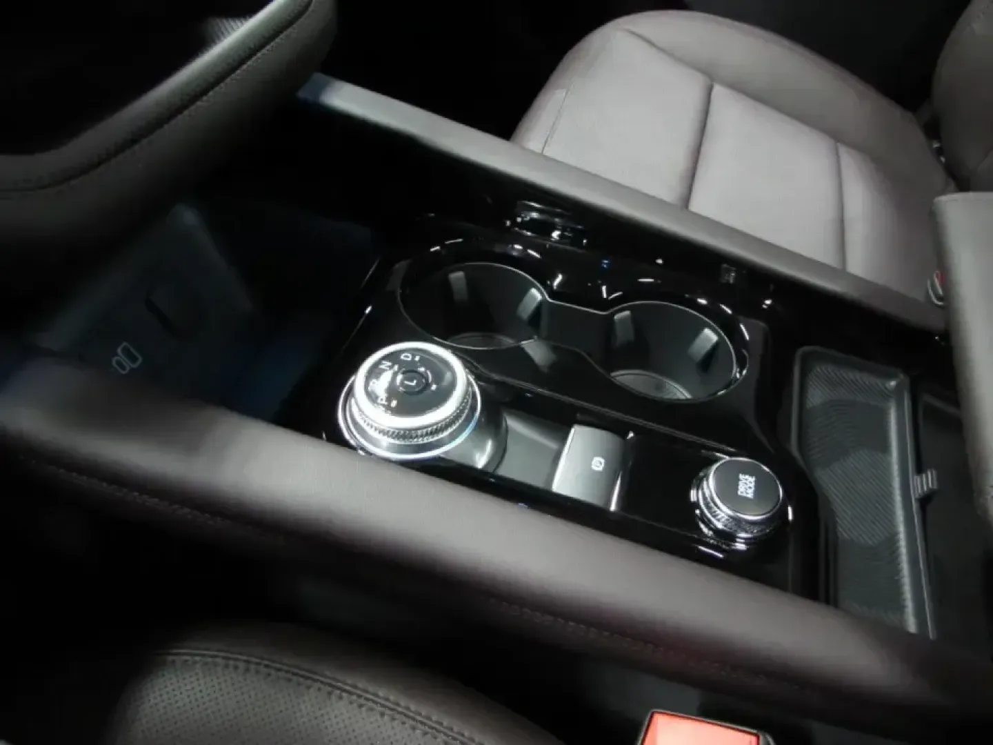 2026 /Mojave Dusk/Onyx Ford Explorer Platinum (1FMUK8HH4TG) with an 2.3L EcoBoost I-4 engine, Automatic transmission, located at 12836 Highway 21, De Soto, MO, 63020, (636) 337-7777, 38.151867, -90.575615 - Whether you're planning family road trips down I-55, tackling school drop-offs in De Soto, or heading out for a weekend escape to nearby parks and trails, the 2026 Ford Explorer Platinum is built to make everyday driving feel like an upgrade. With its confident stance, refined interior, and smart sa - Photo#32