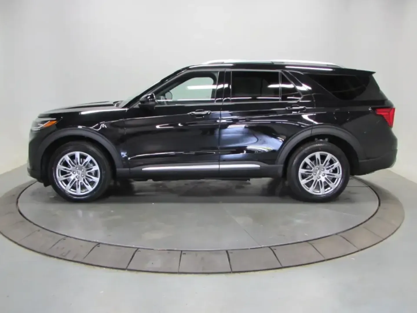 2026 /Mojave Dusk/Onyx Ford Explorer Platinum (1FMUK8HH4TG) with an 2.3L EcoBoost I-4 engine, Automatic transmission, located at 12836 Highway 21, De Soto, MO, 63020, (636) 337-7777, 38.151867, -90.575615 - Whether you're planning family road trips down I-55, tackling school drop-offs in De Soto, or heading out for a weekend escape to nearby parks and trails, the 2026 Ford Explorer Platinum is built to make everyday driving feel like an upgrade. With its confident stance, refined interior, and smart sa - Photo#3