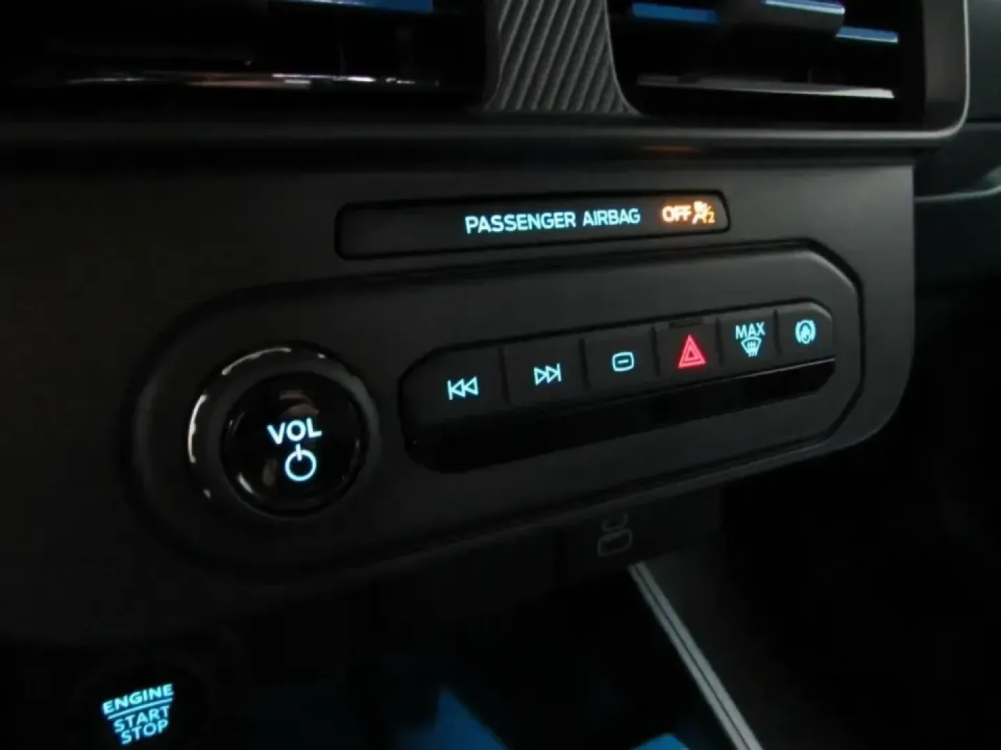 2026 /Navy Pier/Aspen Gray Ford Maverick XLT (3FTTW8J39TR) with an 2.5L Hybrid engine, CVT transmission, located at 12836 Highway 21, De Soto, MO, 63020, (636) 337-7777, 38.151867, -90.575615 - Ready for the kind of truck that fits real life in De Soto-weekday commutes down MO-21, school drop-offs, and weekend runs to Washington State Park or a tailgate at a local event-without asking you to choose between efficiency and capability? This 2026 Ford Maverick XLT Hybrid AWD is built for drive - Photo#27
