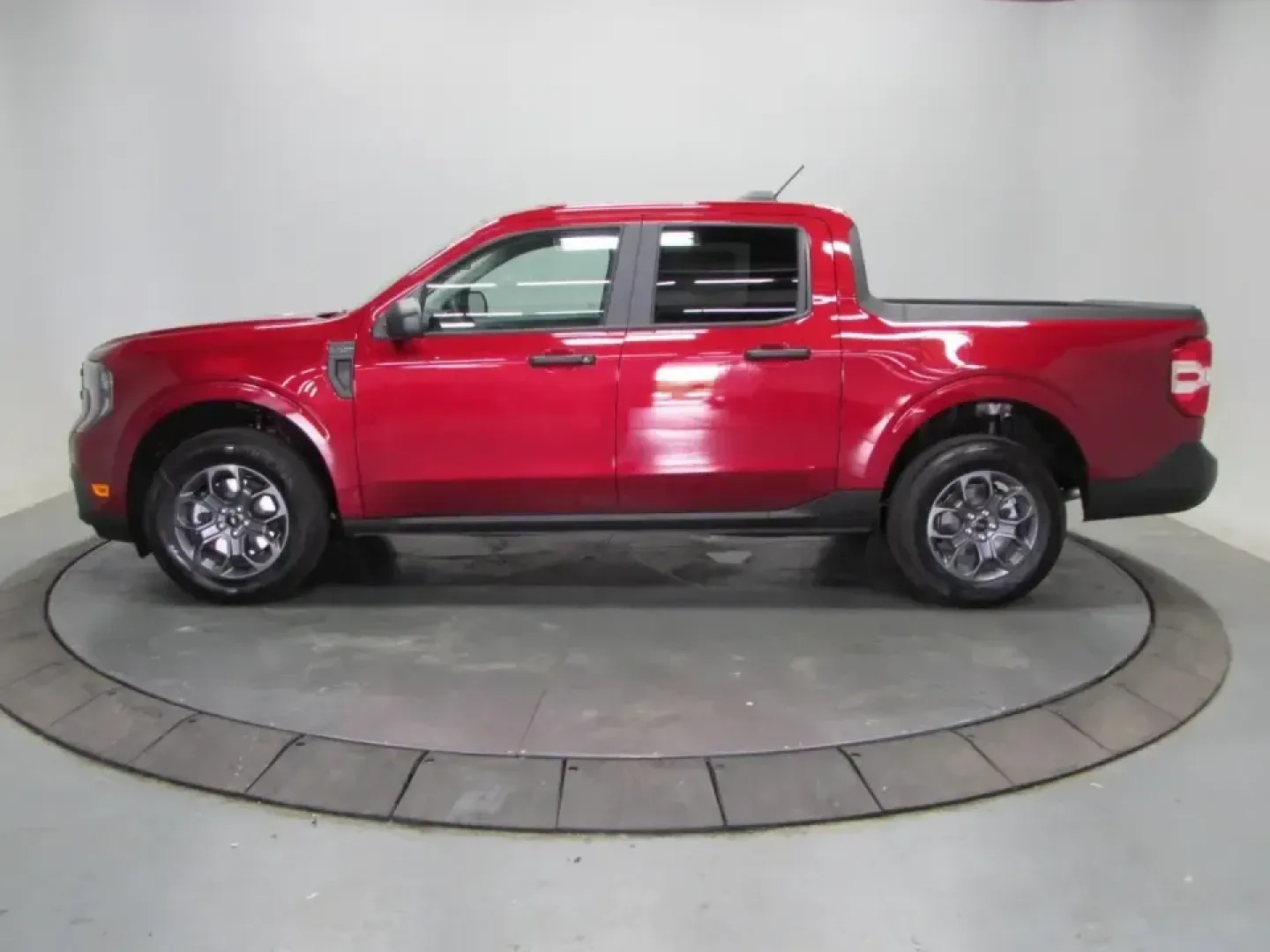 2026 /Navy Pier/Aspen Gray Ford Maverick XLT (3FTTW8J39TR) with an 2.5L Hybrid engine, CVT transmission, located at 12836 Highway 21, De Soto, MO, 63020, (636) 337-7777, 38.151867, -90.575615 - Ready for the kind of truck that fits real life in De Soto-weekday commutes down MO-21, school drop-offs, and weekend runs to Washington State Park or a tailgate at a local event-without asking you to choose between efficiency and capability? This 2026 Ford Maverick XLT Hybrid AWD is built for drive - Photo#3