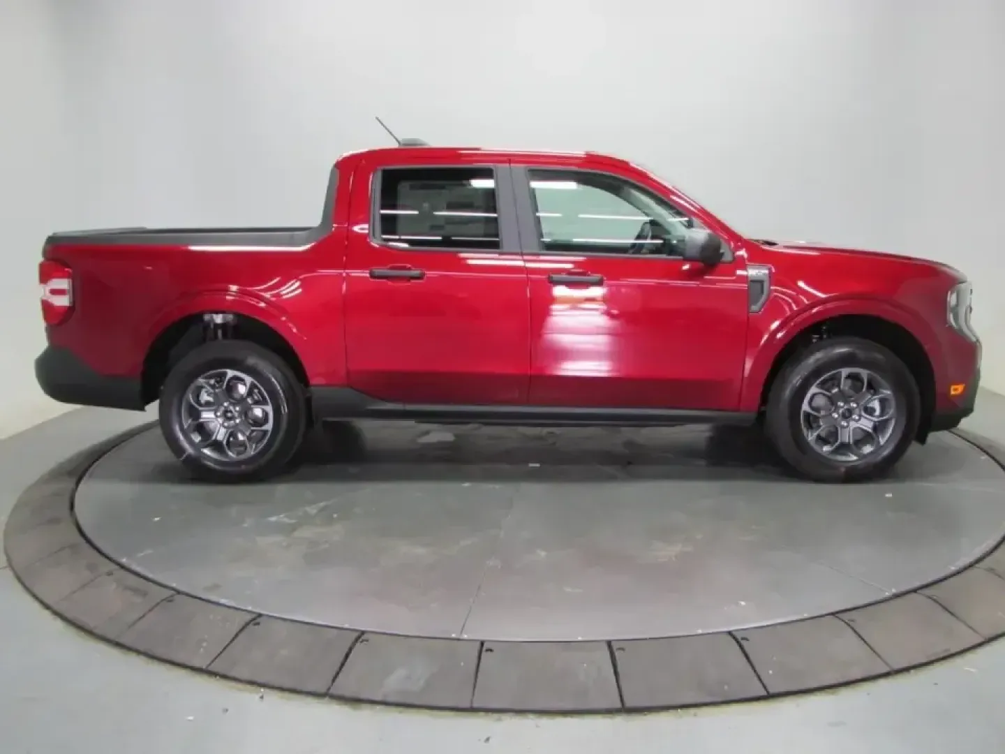 2026 /Navy Pier/Aspen Gray Ford Maverick XLT (3FTTW8J39TR) with an 2.5L Hybrid engine, CVT transmission, located at 12836 Highway 21, De Soto, MO, 63020, (636) 337-7777, 38.151867, -90.575615 - Ready for the kind of truck that fits real life in De Soto-weekday commutes down MO-21, school drop-offs, and weekend runs to Washington State Park or a tailgate at a local event-without asking you to choose between efficiency and capability? This 2026 Ford Maverick XLT Hybrid AWD is built for drive - Photo#7