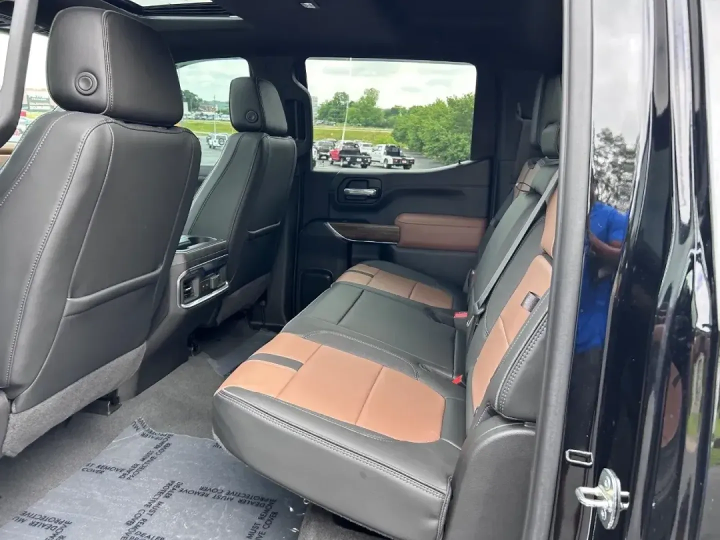 2022 /Jet Black/Umber Leather Chevrolet Silverado 1500 LTD High Country (1GCUYHEL5NZ) with an 6.2L engine, Automatic transmission, located at 970 Woodlawn Dr., Farmington, MO, 63640, (573) 431-7800, 37.825642, -90.468674 - **Conquer Every Journey with Confidence: 2022 Chevrolet Silverado 1500 LTD High Country at Pettus CDJR Farmington**<br /> <br /> Are you ready to elevate your driving experience? Whether you're tackling a tough job site, embarking on a weekend adventure, or simply commuting through Farmington, MO, t - Photo#8