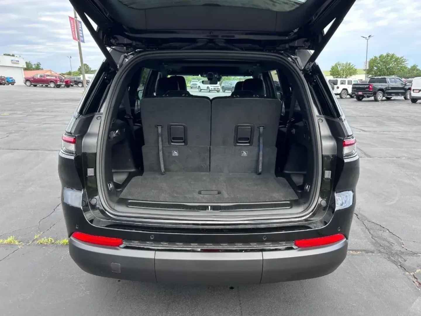 2025 /Global Black Leather Jeep Grand Cherokee Altitude X (1C4RJKAG0S8) with an 3.6L V6 24V VVT UPG I engine, Automatic transmission, located at 970 Woodlawn Dr., Farmington, MO, 63640, (573) 431-7800, 37.825642, -90.468674 - ### Discover the Perfect Blend of Adventure and Elegance: 2025 Jeep Grand Cherokee L Altitude X at Pettus CDJR Farmington<br /> <br /> If you're searching for a vehicle that fits seamlessly into your lifestyle-be it a growing family adventure, a daily commuter, or a weekend getaway-the 2025 Jeep Gra - Photo#4