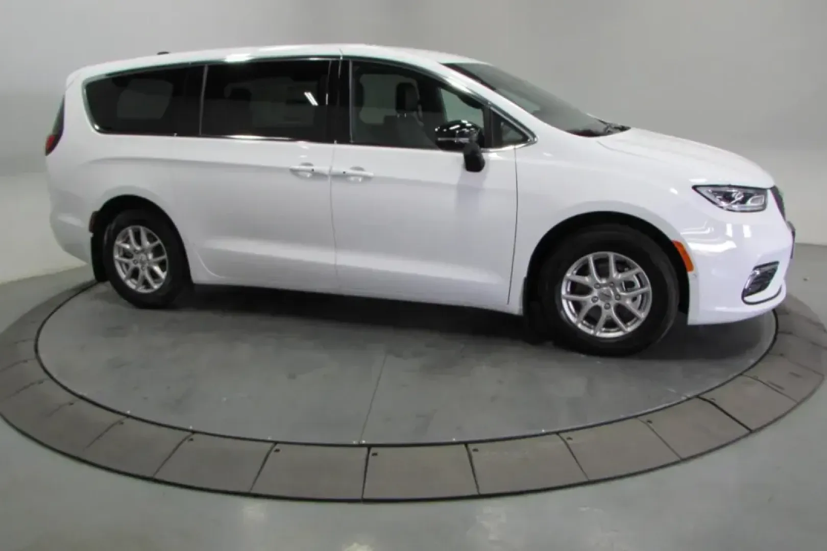 2025 /Black Leather Chrysler Pacifica Select (2C4RC1BG1SR) with an Other engine, Automatic transmission, located at 12830 Highway 21, De Soto, MO, 63020, (636) 337-7777, 38.153099, -90.573624 - **Discover the Ultimate Family Companion: 2025 Chrysler Pacifica at Pettus CDJR DeSoto!**<br /> <br /> Are you searching for the perfect vehicle that caters to your family's every need? Look no further than the 2025 Chrysler Pacifica, available now at Pettus CDJR DeSoto, your trusted used car dealer - Photo#2
