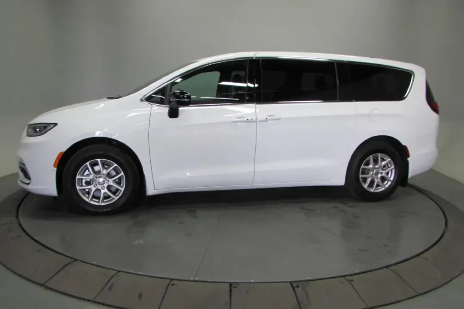 2025 /Black Leather Chrysler Pacifica Select (2C4RC1BG1SR) with an Other engine, Automatic transmission, located at 12830 Highway 21, De Soto, MO, 63020, (636) 337-7777, 38.153099, -90.573624 - **Discover the Ultimate Family Companion: 2025 Chrysler Pacifica at Pettus CDJR DeSoto!**<br /> <br /> Are you searching for the perfect vehicle that caters to your family's every need? Look no further than the 2025 Chrysler Pacifica, available now at Pettus CDJR DeSoto, your trusted used car dealer - Photo#3