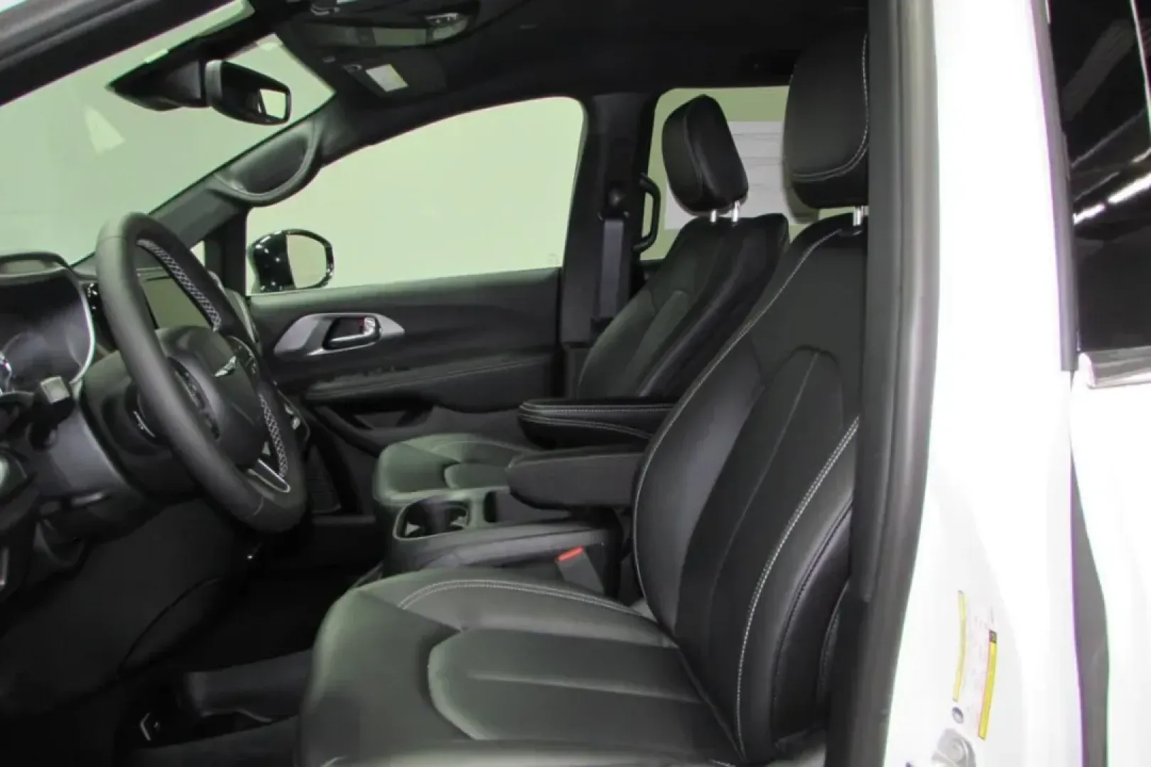 2025 /Black Leather Chrysler Pacifica Select (2C4RC1BG1SR) with an Other engine, Automatic transmission, located at 12830 Highway 21, De Soto, MO, 63020, (636) 337-7777, 38.153099, -90.573624 - **Discover the Ultimate Family Companion: 2025 Chrysler Pacifica at Pettus CDJR DeSoto!**<br /> <br /> Are you searching for the perfect vehicle that caters to your family's every need? Look no further than the 2025 Chrysler Pacifica, available now at Pettus CDJR DeSoto, your trusted used car dealer - Photo#10