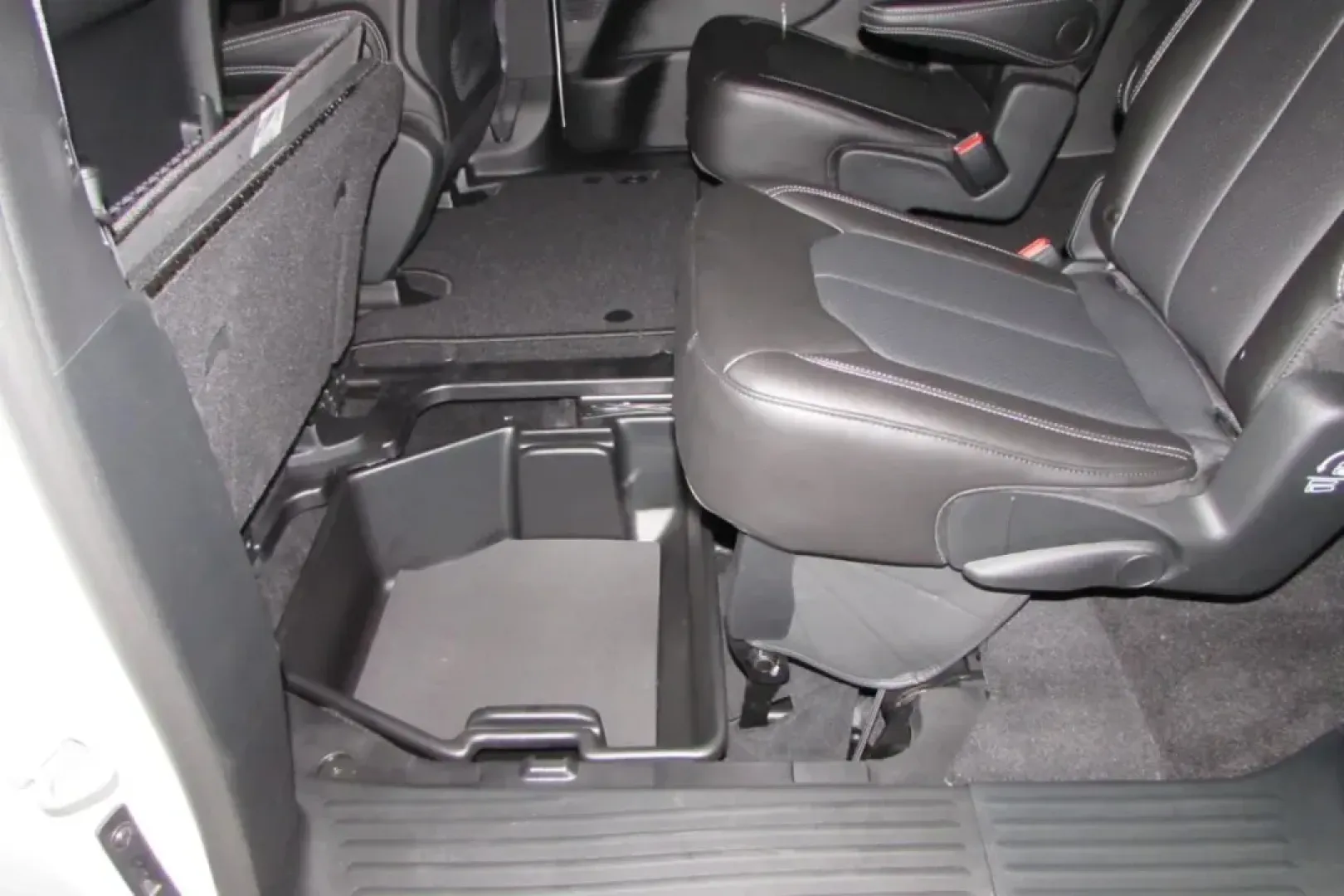 2025 /Black Leather Chrysler Pacifica Select (2C4RC1BG1SR) with an Other engine, Automatic transmission, located at 12830 Highway 21, De Soto, MO, 63020, (636) 337-7777, 38.153099, -90.573624 - **Discover the Ultimate Family Companion: 2025 Chrysler Pacifica at Pettus CDJR DeSoto!**<br /> <br /> Are you searching for the perfect vehicle that caters to your family's every need? Look no further than the 2025 Chrysler Pacifica, available now at Pettus CDJR DeSoto, your trusted used car dealer - Photo#28