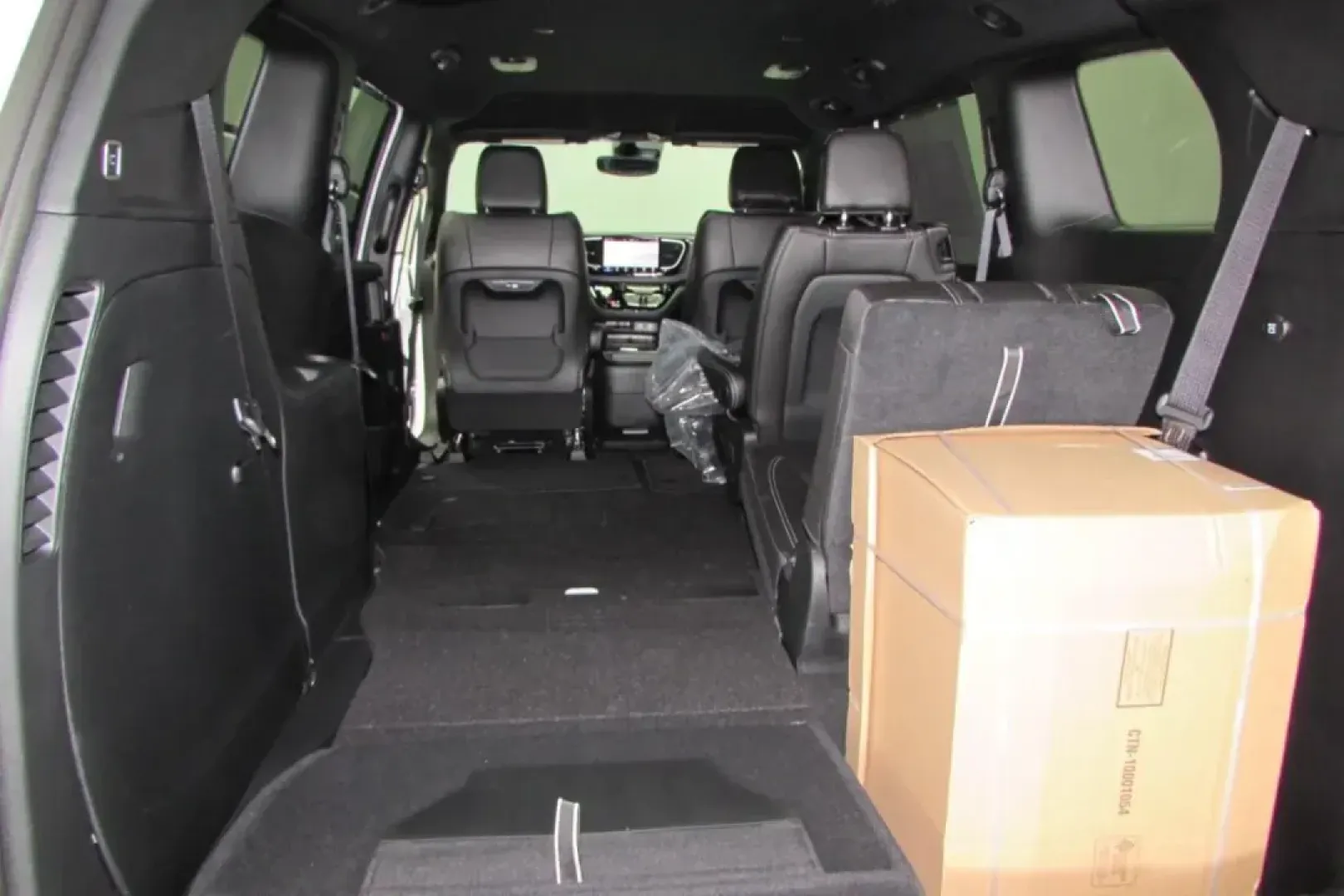 2025 /Black Leather Chrysler Pacifica Select (2C4RC1BG1SR) with an Other engine, Automatic transmission, located at 12830 Highway 21, De Soto, MO, 63020, (636) 337-7777, 38.153099, -90.573624 - **Discover the Ultimate Family Companion: 2025 Chrysler Pacifica at Pettus CDJR DeSoto!**<br /> <br /> Are you searching for the perfect vehicle that caters to your family's every need? Look no further than the 2025 Chrysler Pacifica, available now at Pettus CDJR DeSoto, your trusted used car dealer - Photo#31