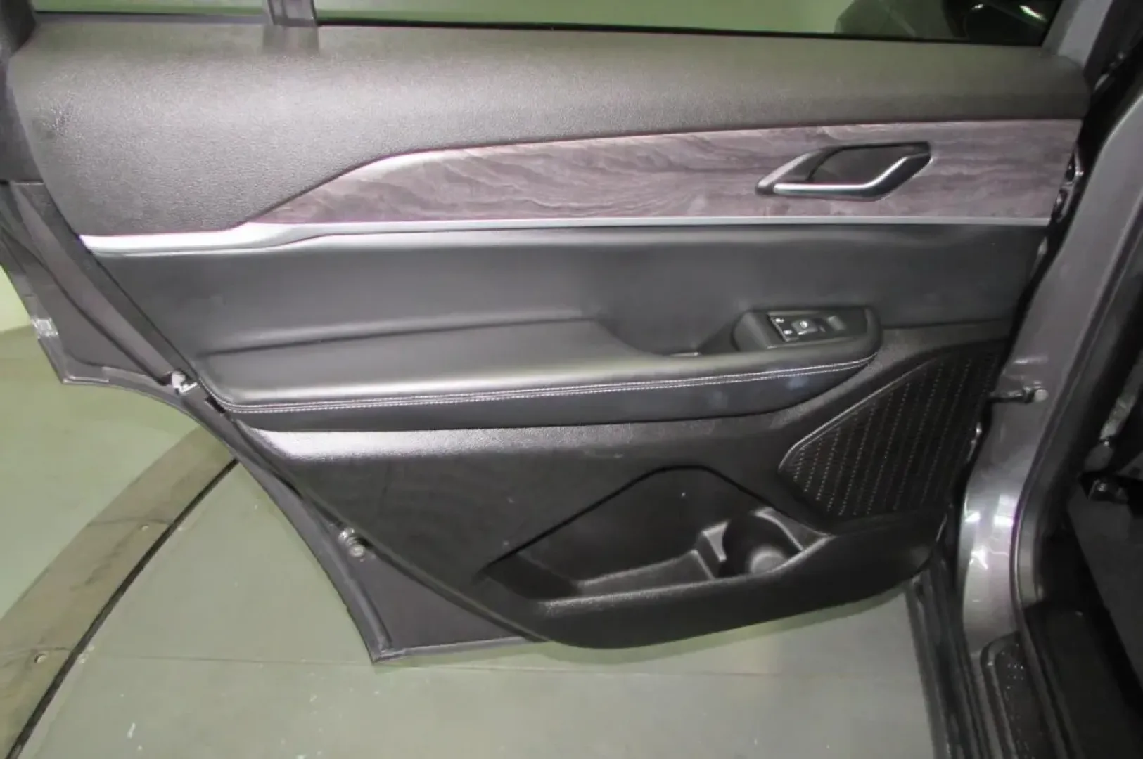 2024 /Global Black Jeep Grand Cherokee Limited (1C4RJKBG1R8) with an Other engine, located at 12830 Highway 21, De Soto, MO, 63020, (636) 337-7777, 38.153099, -90.573624 - ### Discover Your Next Adventure with the 2024 Jeep Grand Cherokee Limited!<br /> <br /> Are you ready to elevate your driving experience? Whether you're planning a family road trip or navigating daily commutes, the 2024 Jeep Grand Cherokee Limited is designed to meet your lifestyle needs. This vers - Photo#12