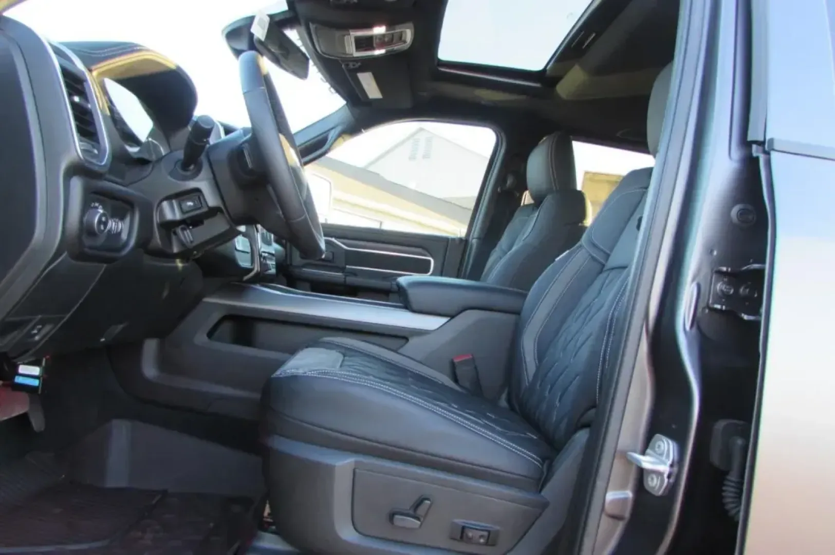 2024 /Black Leather Ram 3500 Laramie (3C63R3EL9RG) with an Other engine, located at 12830 Highway 21, De Soto, MO, 63020, (636) 337-7777, 38.153099, -90.573624 - **Unleash Your Adventurous Spirit with the 2024 Ram 3500 Laramie The Ultimate Truck for Every Journey!**<br /> <br /> Are you ready to elevate your driving experience? The 2024 Ram 3500 Laramie is designed for those who crave power, comfort, and versatility. Whether you're hauling heavy loads for w - Photo#13