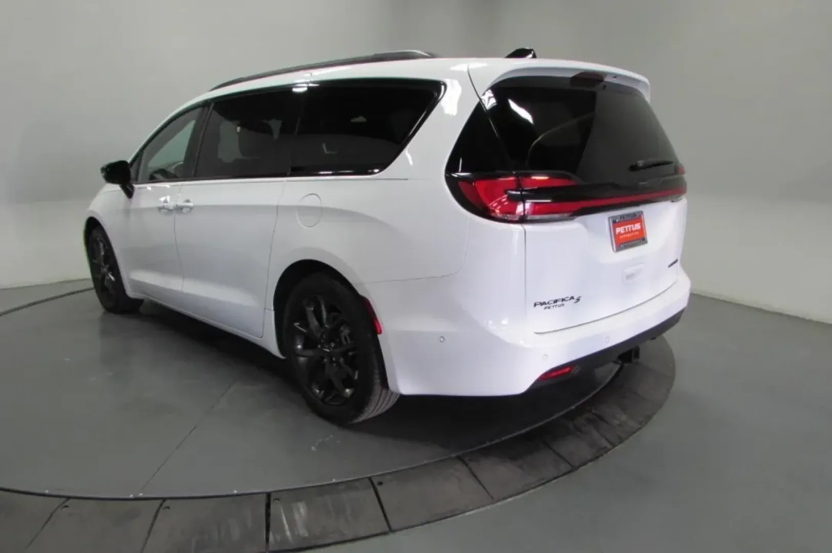 2024 /Black Chrysler Pacifica Limited (2C4RC1GG8RR) with an Other engine, Automatic transmission, located at 12836 Highway 21, De Soto, MO, 63020, (636) 337-7777, 38.151867, -90.575615 - **Elevate Your Family Adventures with the 2024 Chrysler Pacifica Limited at Pettus Ford De Soto!**<br /> <br /> Are you ready to transform your family outings into unforgettable adventures? Whether it's a road trip to the picturesque Elephant Rocks State Park or simply school drop-offs in De Soto, M - Photo#6