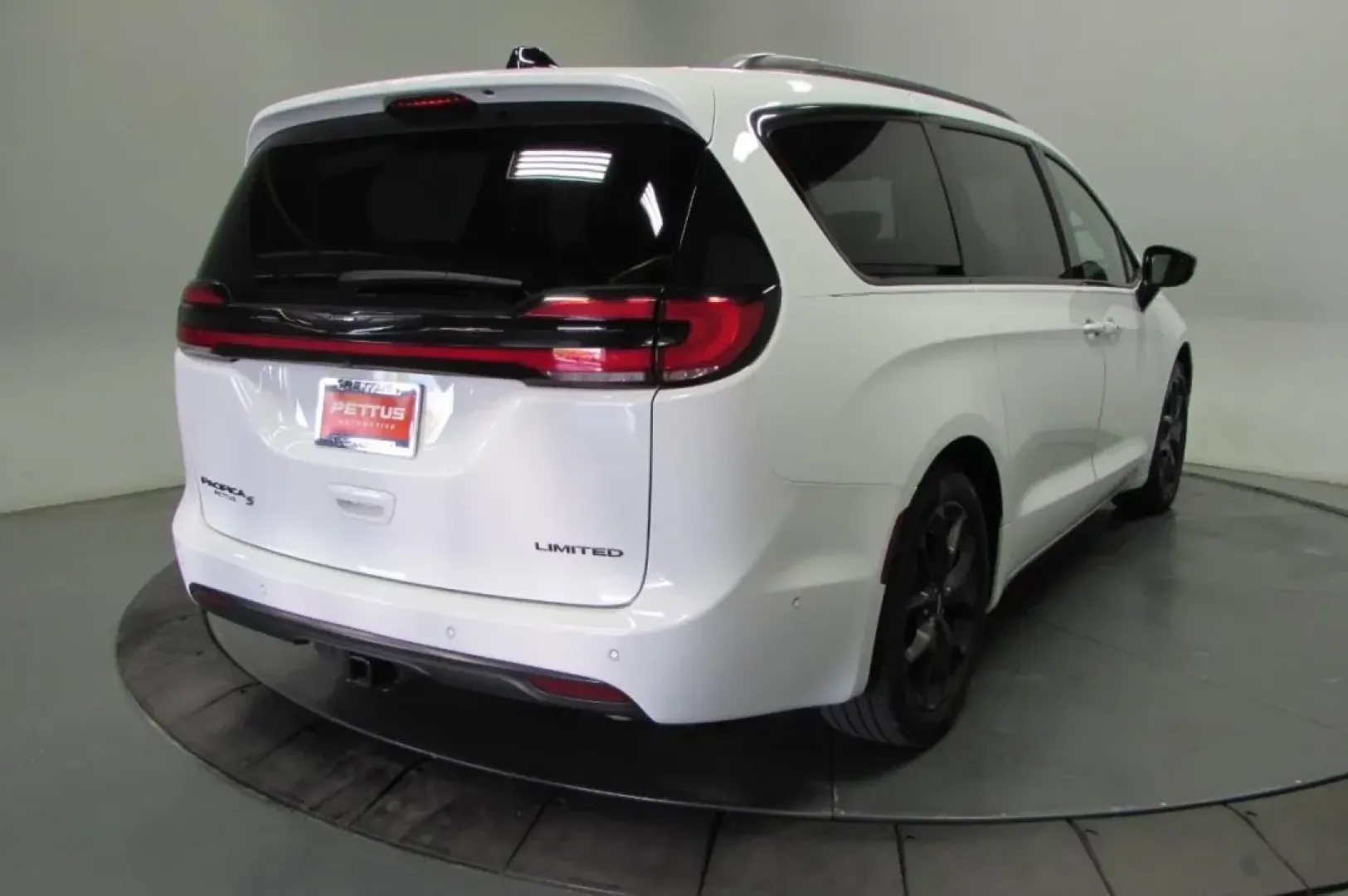 2024 /Black Chrysler Pacifica Limited (2C4RC1GG8RR) with an Other engine, Automatic transmission, located at 12836 Highway 21, De Soto, MO, 63020, (636) 337-7777, 38.151867, -90.575615 - **Elevate Your Family Adventures with the 2024 Chrysler Pacifica Limited at Pettus Ford De Soto!**<br /> <br /> Are you ready to transform your family outings into unforgettable adventures? Whether it's a road trip to the picturesque Elephant Rocks State Park or simply school drop-offs in De Soto, M - Photo#8