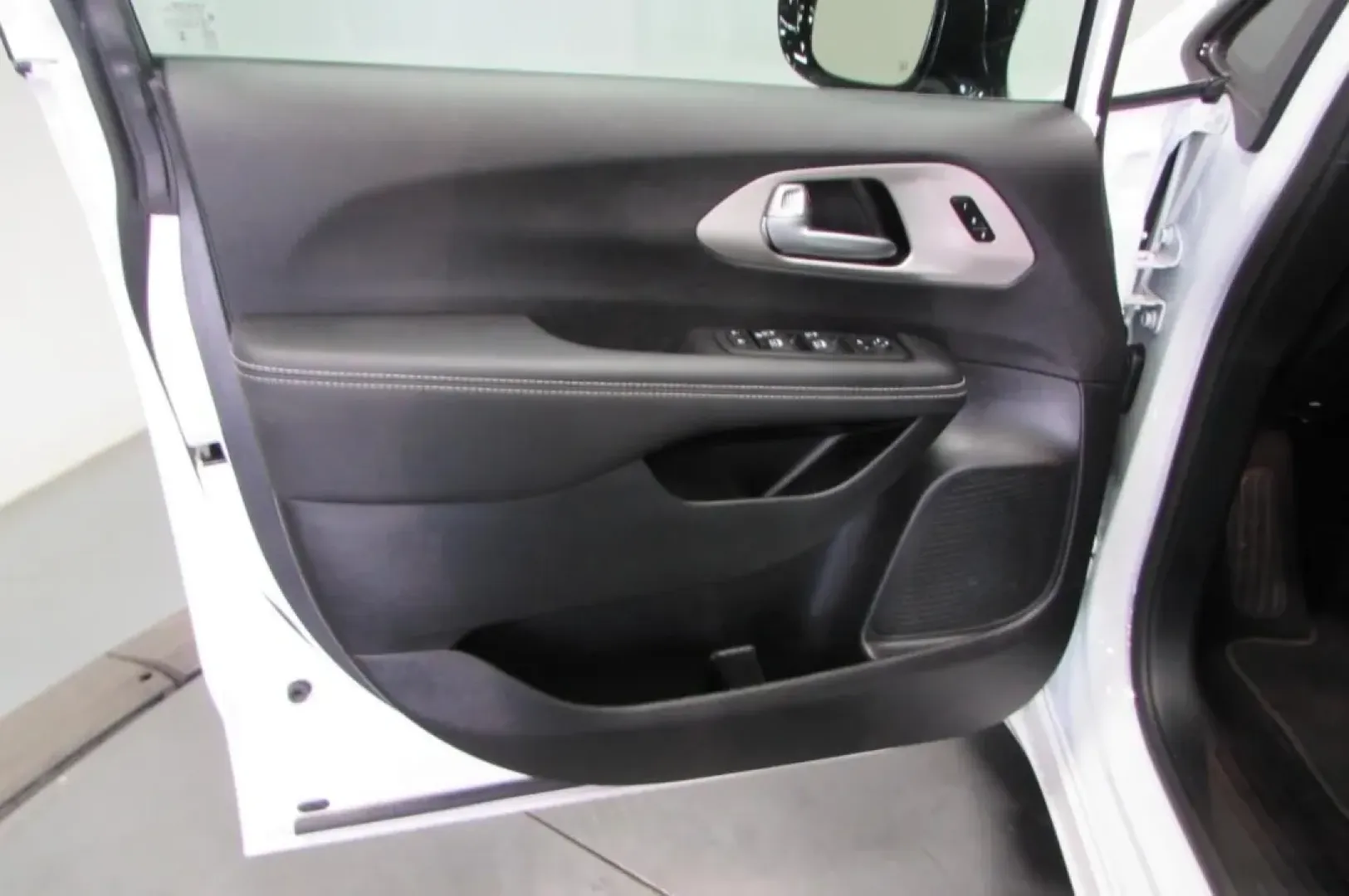 2024 /Black Chrysler Pacifica Limited (2C4RC1GG8RR) with an Other engine, Automatic transmission, located at 12836 Highway 21, De Soto, MO, 63020, (636) 337-7777, 38.151867, -90.575615 - **Elevate Your Family Adventures with the 2024 Chrysler Pacifica Limited at Pettus Ford De Soto!**<br /> <br /> Are you ready to transform your family outings into unforgettable adventures? Whether it's a road trip to the picturesque Elephant Rocks State Park or simply school drop-offs in De Soto, M - Photo#10
