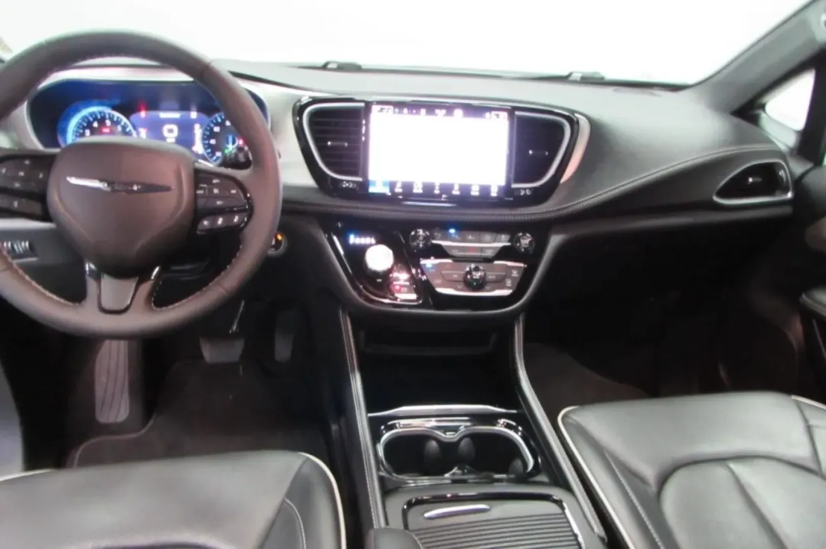 2024 /Black Chrysler Pacifica Limited (2C4RC1GG8RR) with an Other engine, Automatic transmission, located at 12836 Highway 21, De Soto, MO, 63020, (636) 337-7777, 38.151867, -90.575615 - **Elevate Your Family Adventures with the 2024 Chrysler Pacifica Limited at Pettus Ford De Soto!**<br /> <br /> Are you ready to transform your family outings into unforgettable adventures? Whether it's a road trip to the picturesque Elephant Rocks State Park or simply school drop-offs in De Soto, M - Photo#21