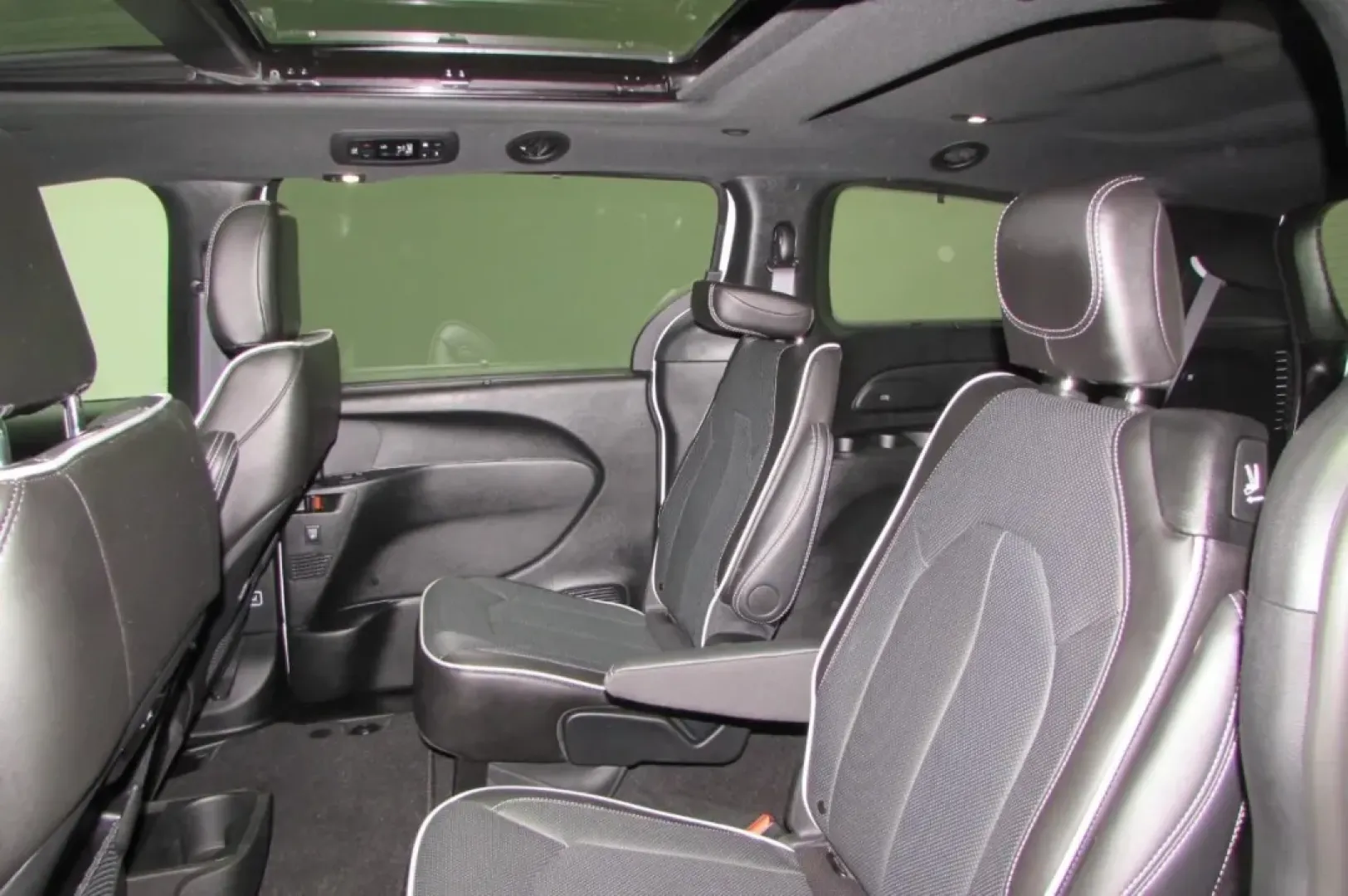 2024 /Black Chrysler Pacifica Limited (2C4RC1GG8RR) with an Other engine, Automatic transmission, located at 12836 Highway 21, De Soto, MO, 63020, (636) 337-7777, 38.151867, -90.575615 - **Elevate Your Family Adventures with the 2024 Chrysler Pacifica Limited at Pettus Ford De Soto!**<br /> <br /> Are you ready to transform your family outings into unforgettable adventures? Whether it's a road trip to the picturesque Elephant Rocks State Park or simply school drop-offs in De Soto, M - Photo#22