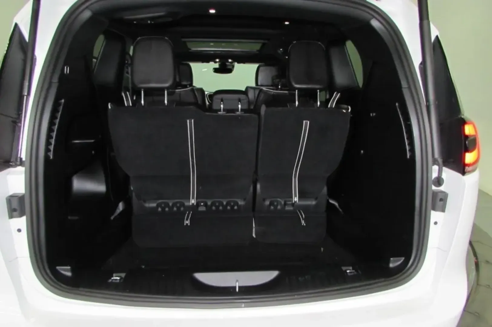 2024 /Black Chrysler Pacifica Limited (2C4RC1GG8RR) with an Other engine, Automatic transmission, located at 12836 Highway 21, De Soto, MO, 63020, (636) 337-7777, 38.151867, -90.575615 - **Elevate Your Family Adventures with the 2024 Chrysler Pacifica Limited at Pettus Ford De Soto!**<br /> <br /> Are you ready to transform your family outings into unforgettable adventures? Whether it's a road trip to the picturesque Elephant Rocks State Park or simply school drop-offs in De Soto, M - Photo#26