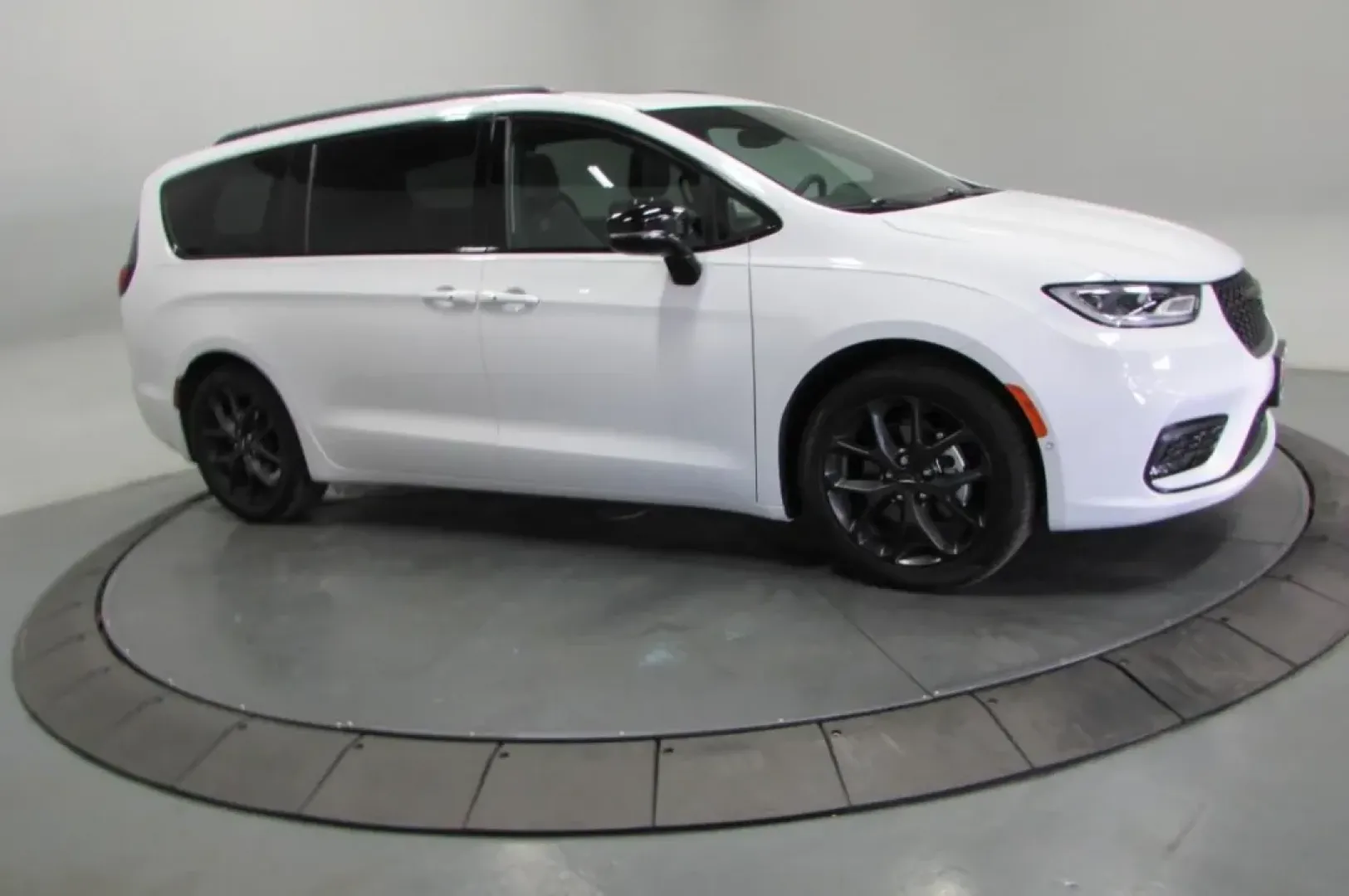 2024 /Black Chrysler Pacifica Limited (2C4RC1GG8RR) with an Other engine, Automatic transmission, located at 12836 Highway 21, De Soto, MO, 63020, (636) 337-7777, 38.151867, -90.575615 - **Elevate Your Family Adventures with the 2024 Chrysler Pacifica Limited at Pettus Ford De Soto!**<br /> <br /> Are you ready to transform your family outings into unforgettable adventures? Whether it's a road trip to the picturesque Elephant Rocks State Park or simply school drop-offs in De Soto, M - Photo#3