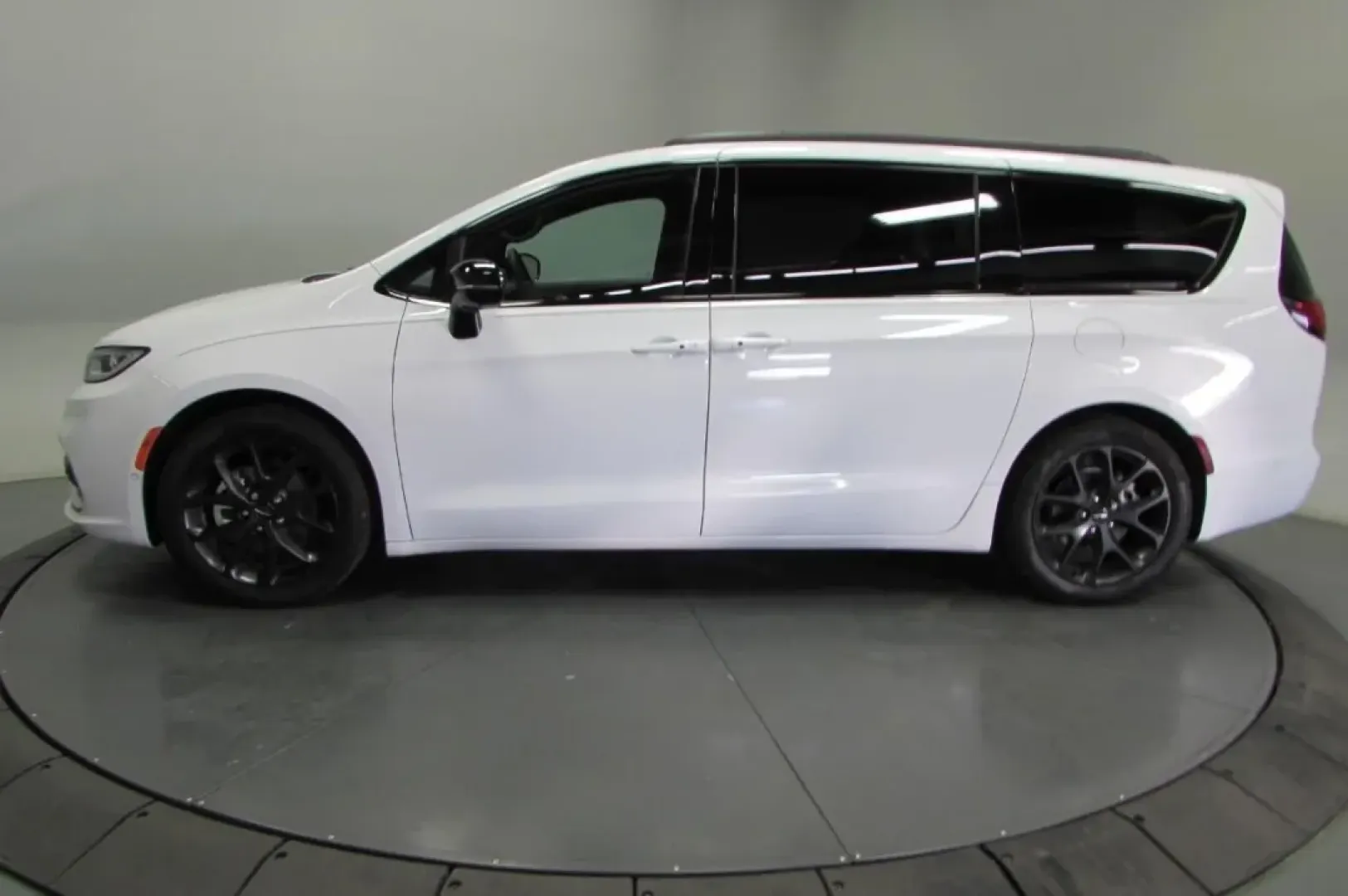 2024 /Black Chrysler Pacifica Limited (2C4RC1GG8RR) with an Other engine, Automatic transmission, located at 12836 Highway 21, De Soto, MO, 63020, (636) 337-7777, 38.151867, -90.575615 - **Elevate Your Family Adventures with the 2024 Chrysler Pacifica Limited at Pettus Ford De Soto!**<br /> <br /> Are you ready to transform your family outings into unforgettable adventures? Whether it's a road trip to the picturesque Elephant Rocks State Park or simply school drop-offs in De Soto, M - Photo#4