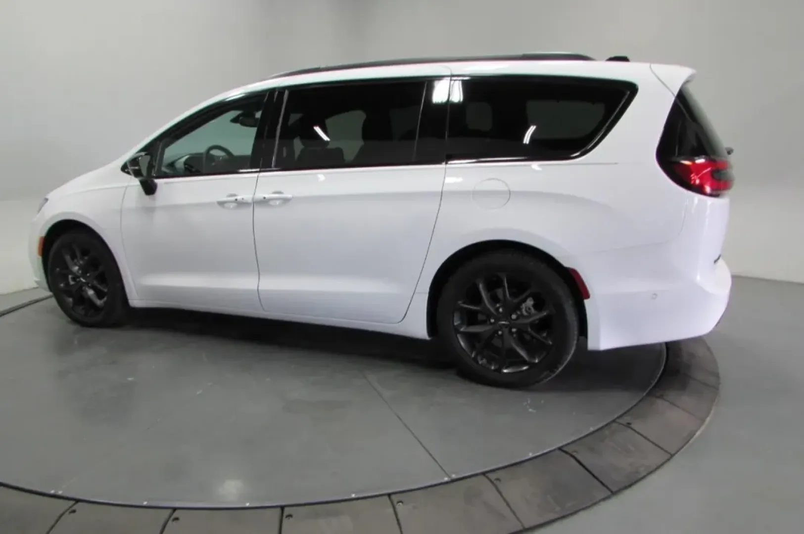 2024 /Black Chrysler Pacifica Limited (2C4RC1GG8RR) with an Other engine, Automatic transmission, located at 12836 Highway 21, De Soto, MO, 63020, (636) 337-7777, 38.151867, -90.575615 - **Elevate Your Family Adventures with the 2024 Chrysler Pacifica Limited at Pettus Ford De Soto!**<br /> <br /> Are you ready to transform your family outings into unforgettable adventures? Whether it's a road trip to the picturesque Elephant Rocks State Park or simply school drop-offs in De Soto, M - Photo#5